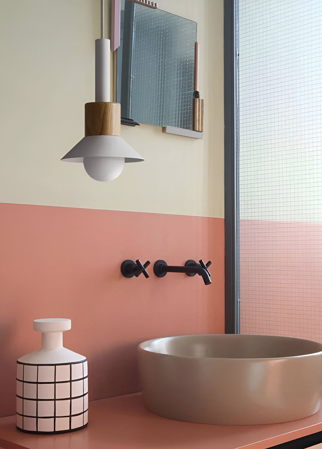 Lampe nordique suspendue, couleur grise, lumière douce pour ambiance relaxante.