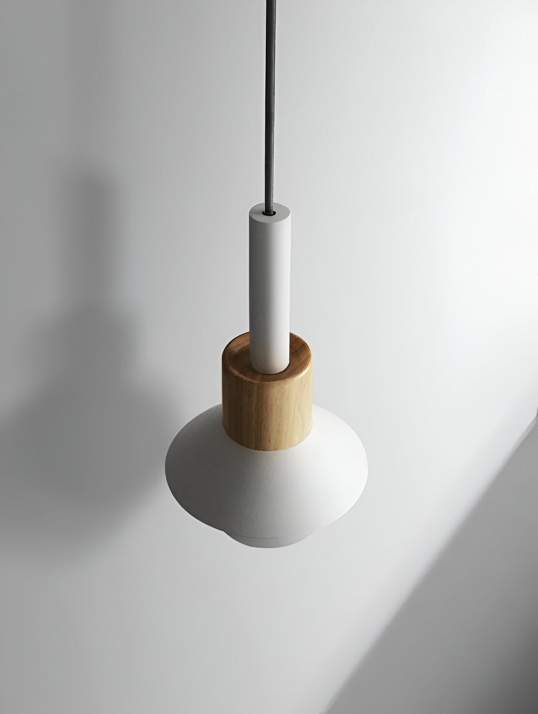 Lampe cuisine suspendue, design coloré macaron, lumière chaleureuse.
