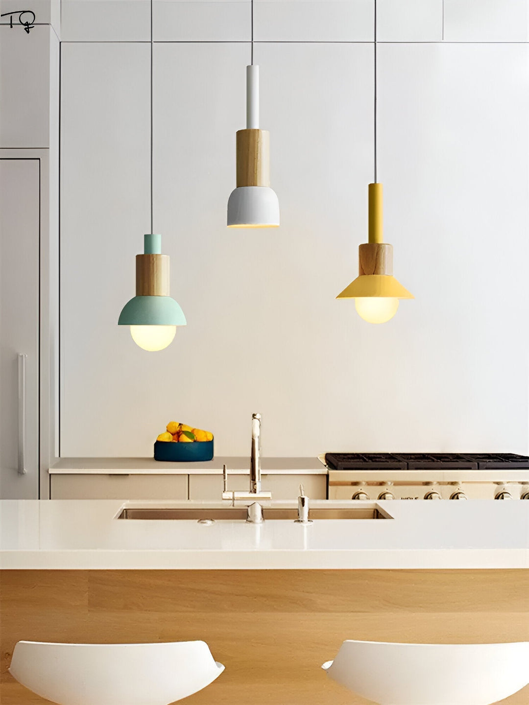 Suspension colorée design scandinave, idéale pour salle à manger contemporaine.