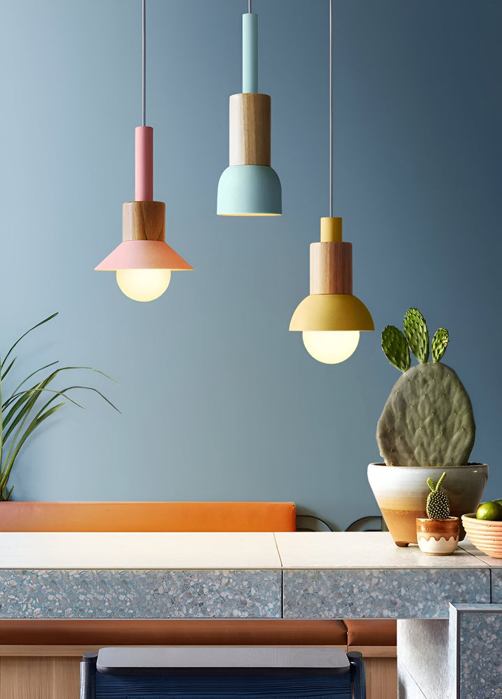Luminaire macaron rose, éclairage LED chaleureux pour cuisine ou chambre.