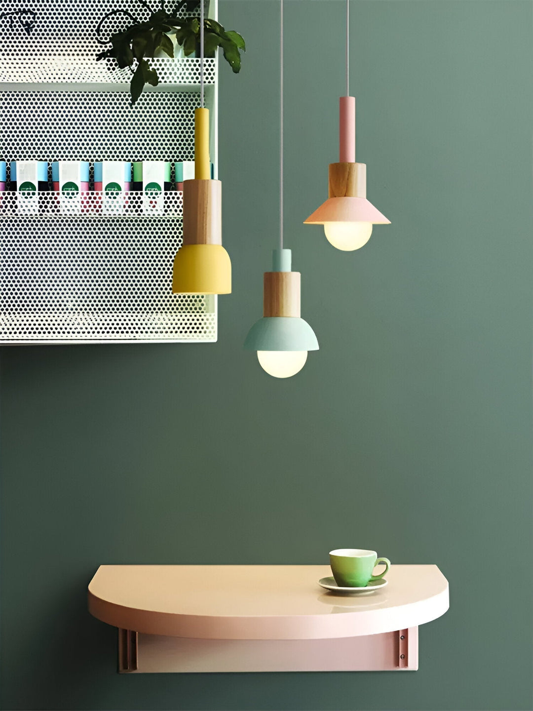 Suspension contemporaine grise, style macaron pour ambiance douce au salon.