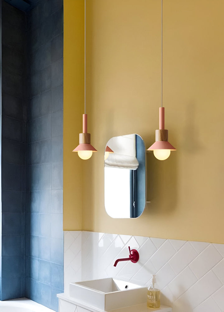 Éclairage suspendu coloré, style scandinave pour une cuisine moderne.