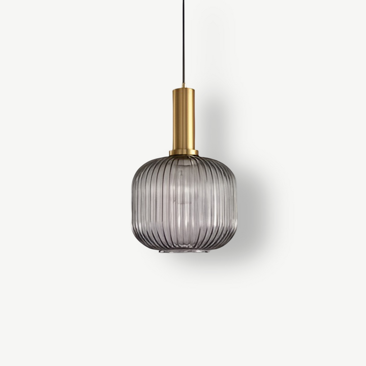 Suspension design vintage en verre strié, transforme l'espace avec son charme unique.