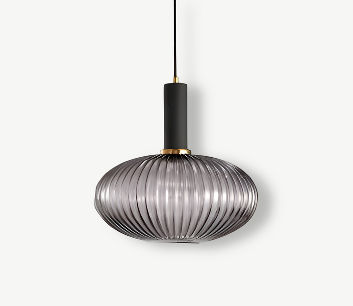 Suspension chic vintage en verre strié, pour une décoration intemporelle et lumineuse.
