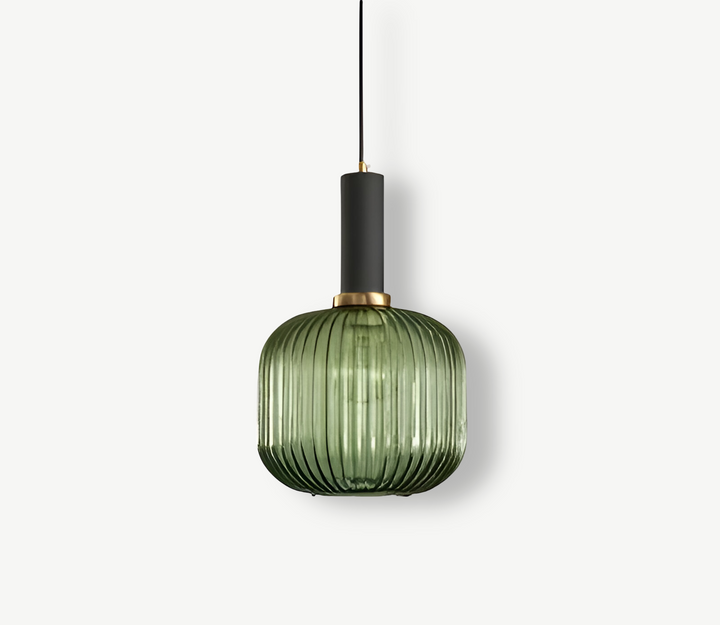 Ambiance vintage et lumière diffuse avec cette suspension en verre strié, très décorative.