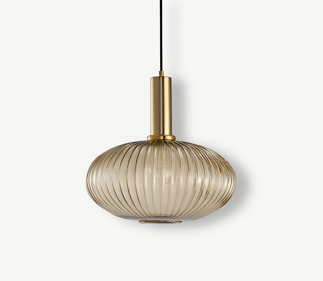 Éclairage suspension vintage en verre strié, parfait pour un couloir.