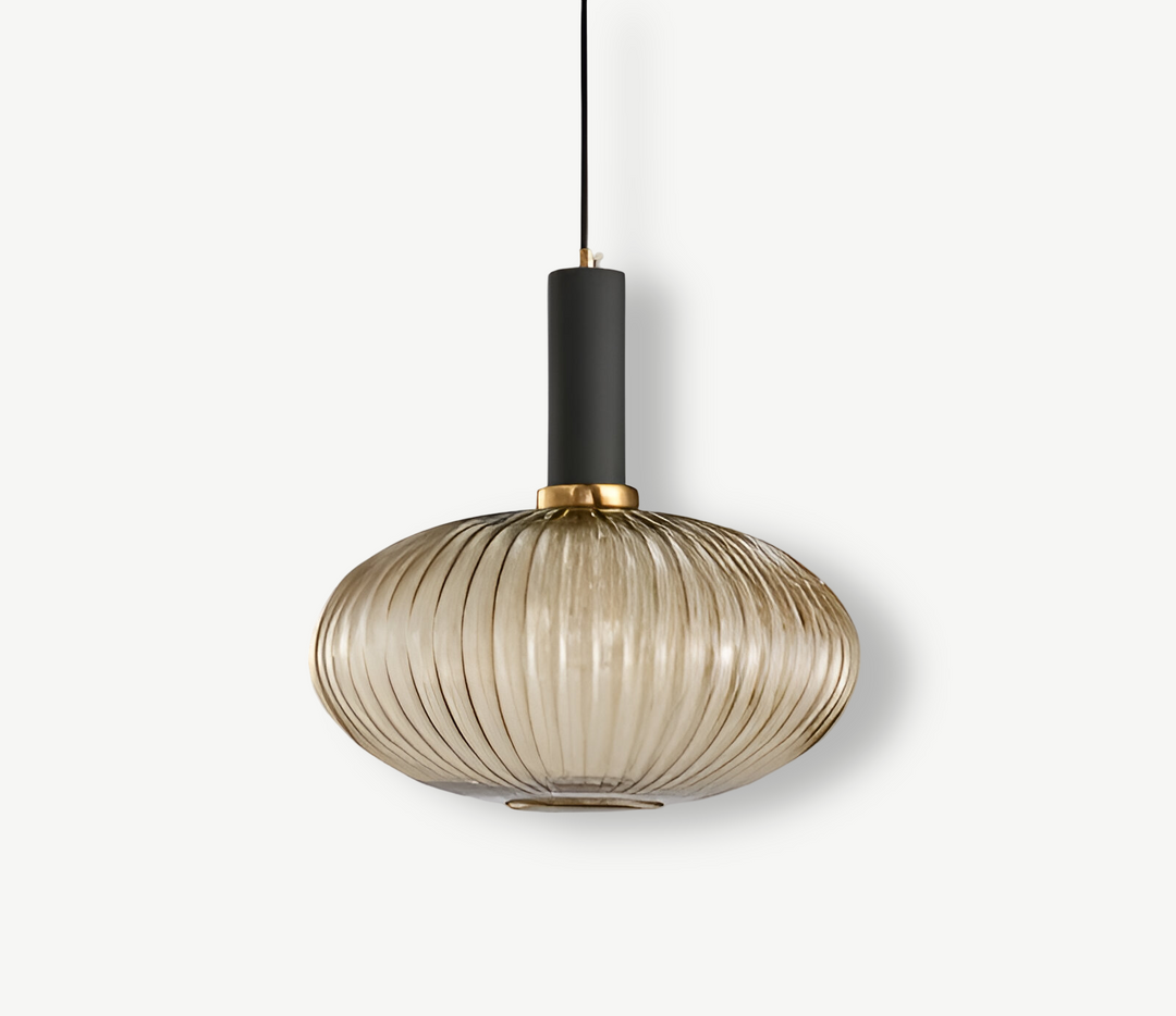 Suspension luminaire rétro en verre strié, un classique revisité pour un intérieur moderne.