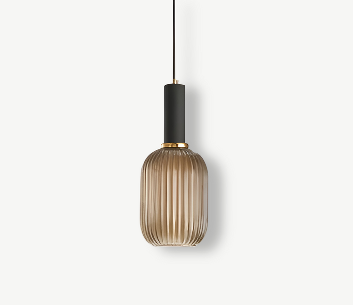 Verre strié raffiné: suspension de plafond vintage, créant des jeux de lumière uniques.