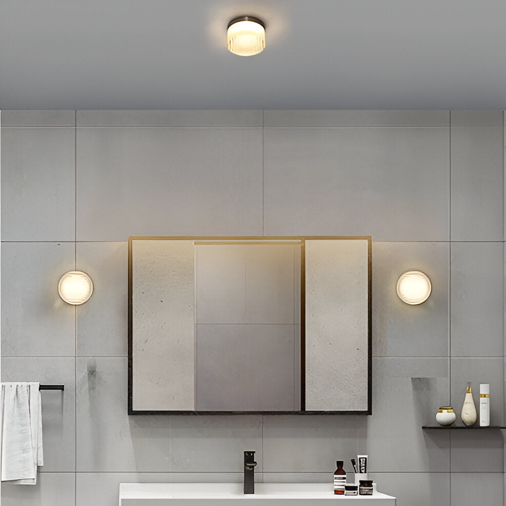 Lampe LED murale ronde, design intemporel, idéale pour balisage d'escalier moderne et sécurisé.