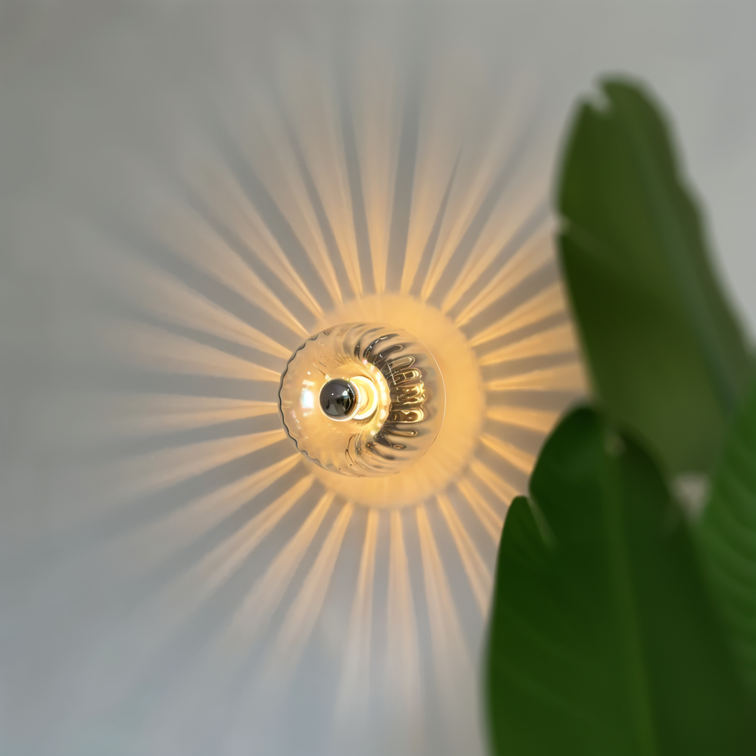 Applique murale LED Bauhaus en verre strié, design moderne pour salon.