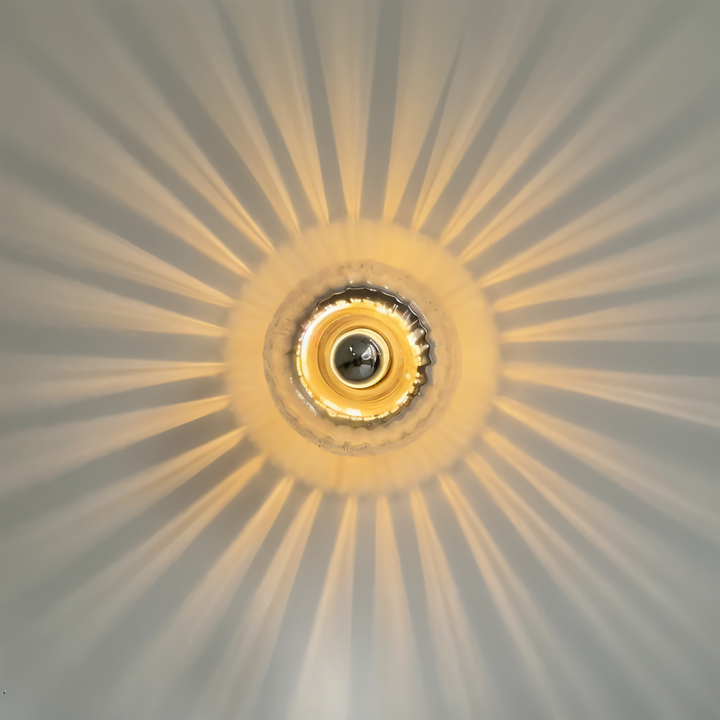 Applique LED moderne Bauhaus, verre strié, illumine élégamment votre entrée.