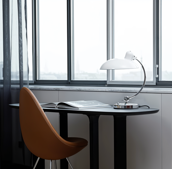 Lampe de bureau vintage en fer, éclairage directionnel réglable pour travail ou lecture.