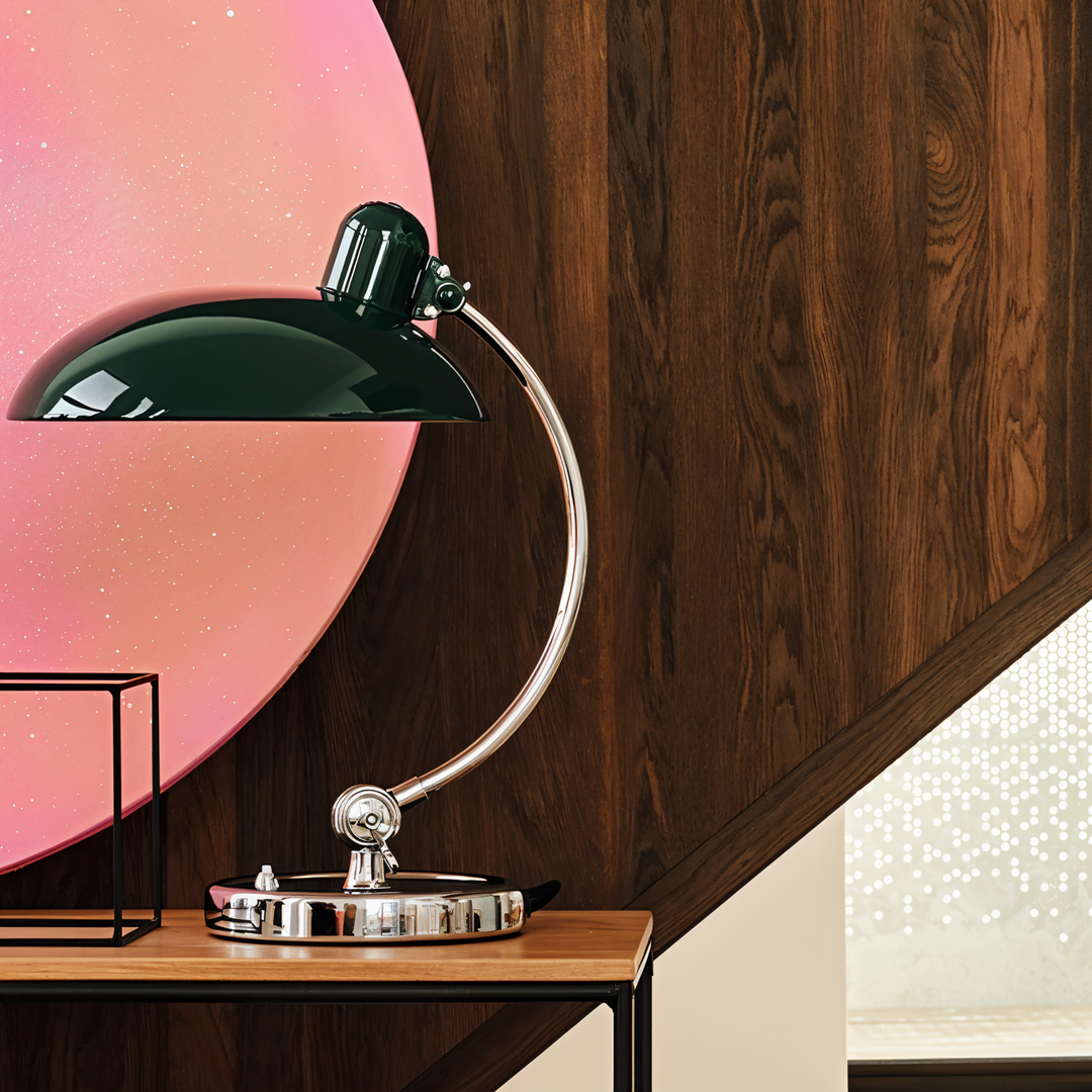 Lampe de bureau en fer noir mat, design vintage, hauteur et angle réglables.