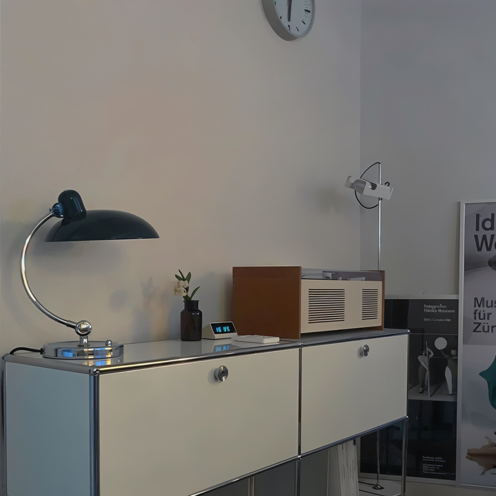 Lampe de bureau vintage réglable en fer, style rétro. Éclairage design et fonctionnel.