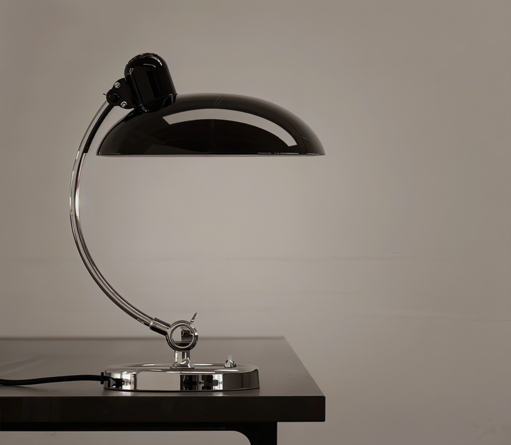 Éclairage de bureau rétro en métal noir, lampe ajustable pour une ambiance vintage chaleureuse.