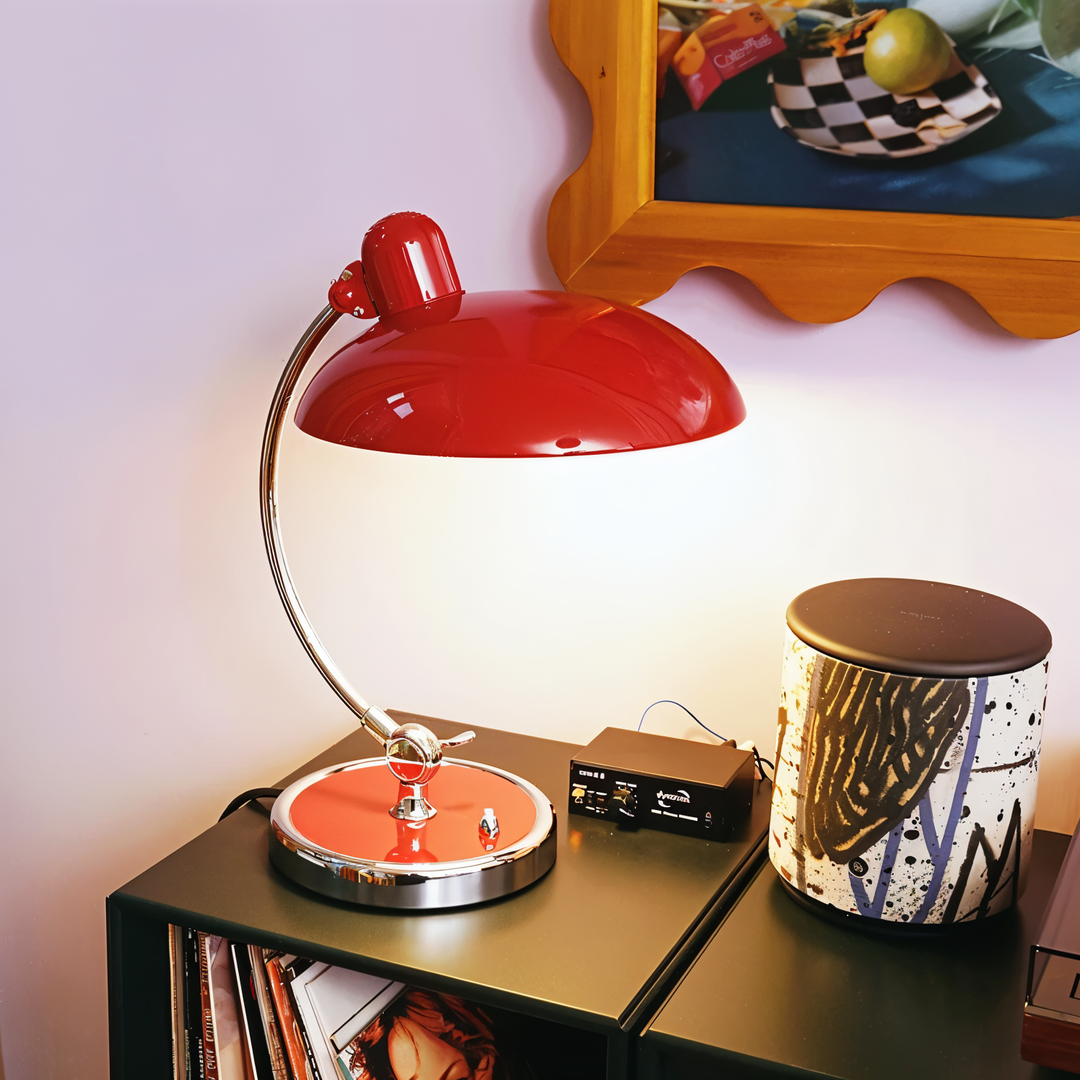 Élégante lampe de bureau vintage en fer, bras et tête ajustables, touche rétro pour votre espace.