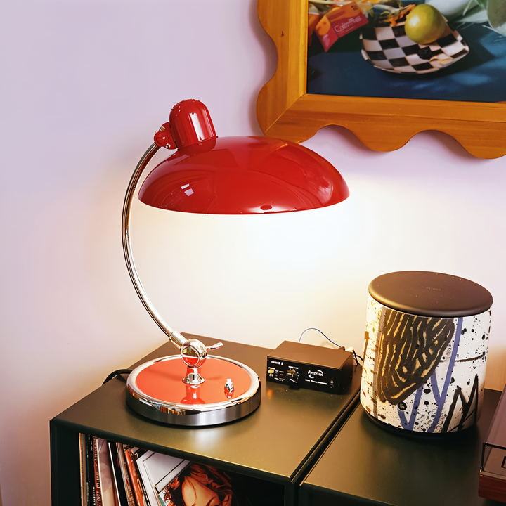 Élégante lampe de bureau vintage en fer, bras et tête ajustables, touche rétro pour votre espace.