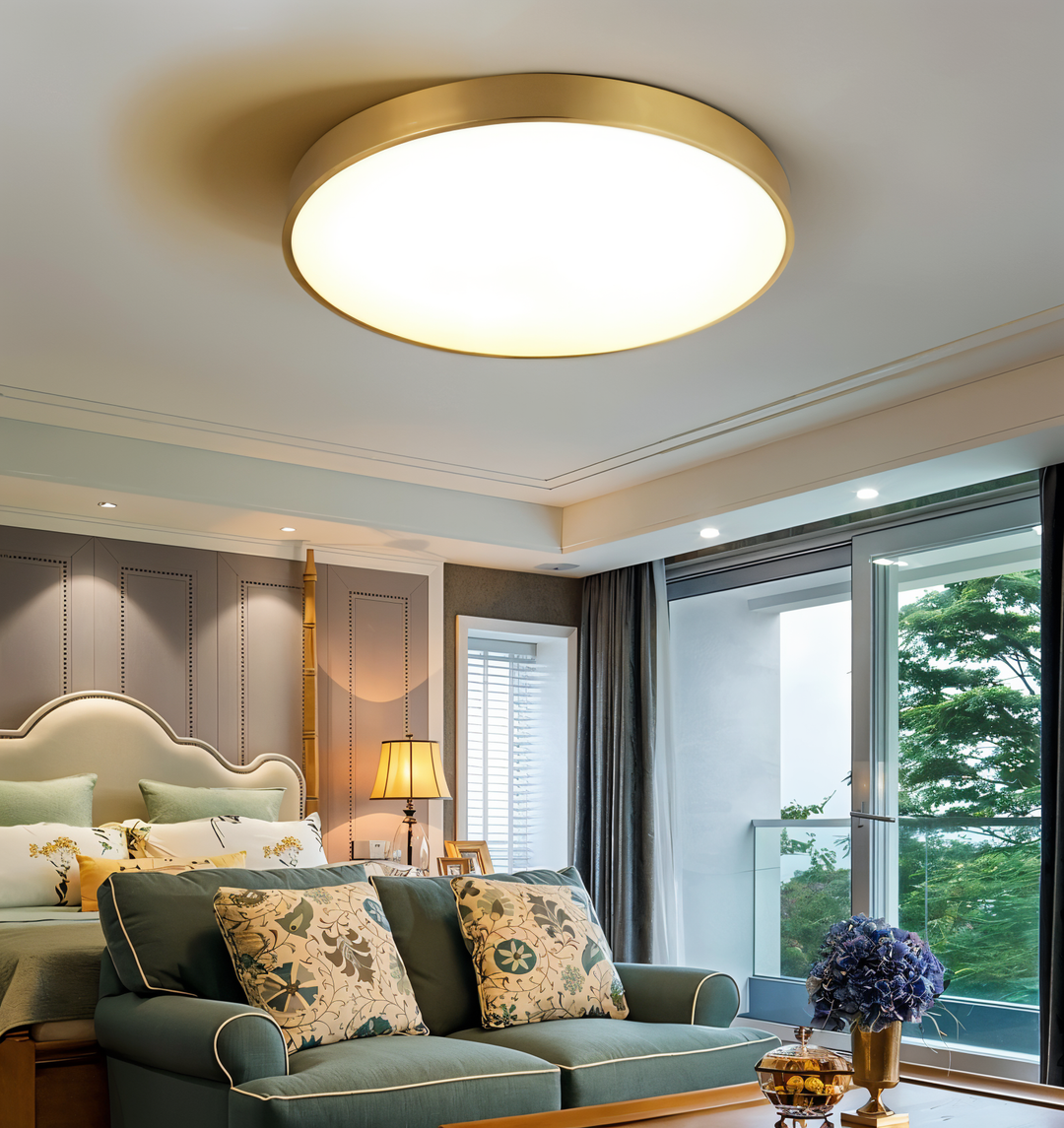 Lampe de plafond LED ronde au design épuré, style scandinave.