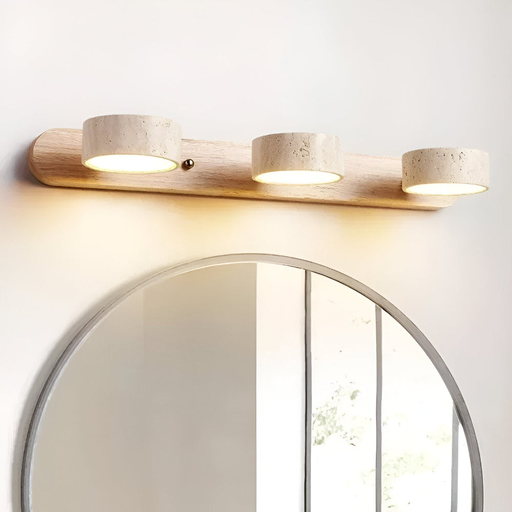 Applique LED ronde minimaliste, combinaison de bois naturel et travertin pour entrée.