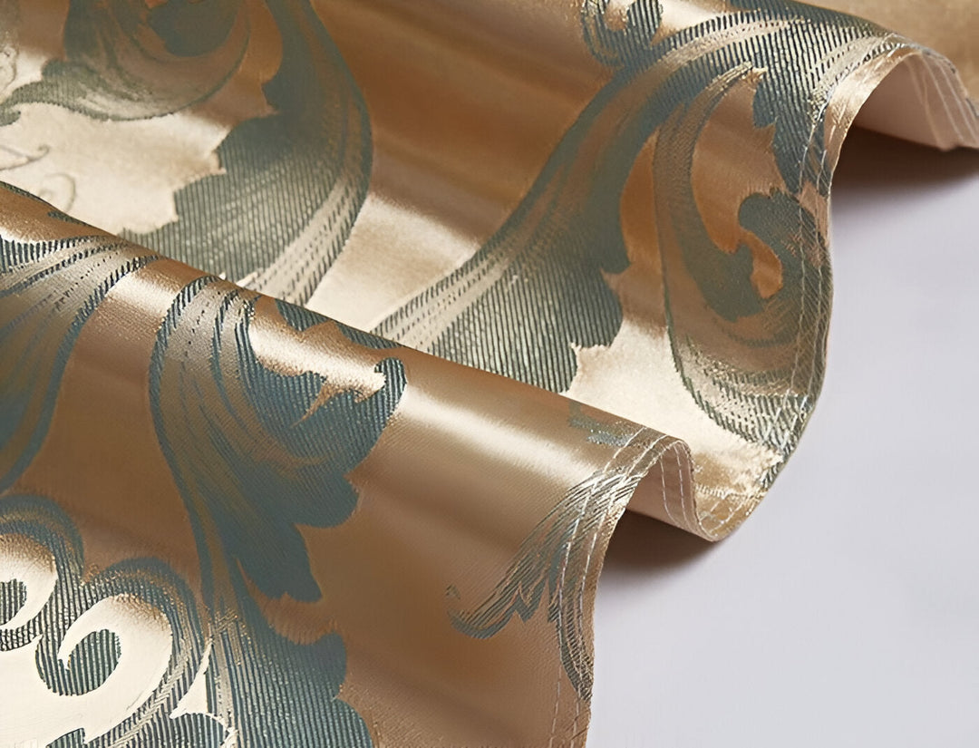 Ensemble literie satin jacquard, idéal pour une chambre moderne, confortable et un bon sommeil.