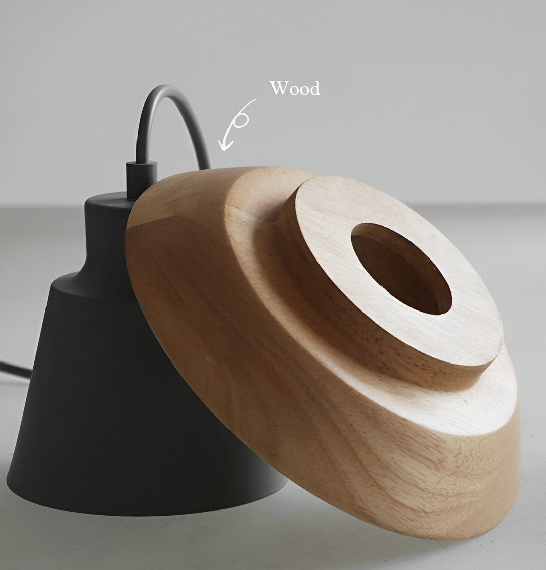 Plafonnier moderne macaron, style scandinave bois et métal, diffuse une lumière chaleureuse.