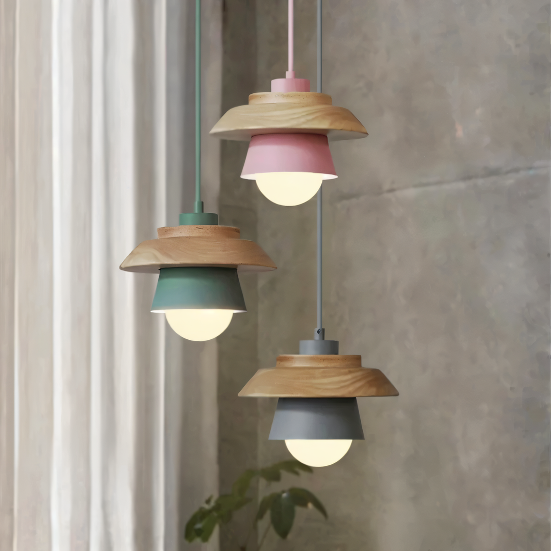 Lampe suspension moderne macaron, design scandinave bois et métal, éclairage intérieur stylé.