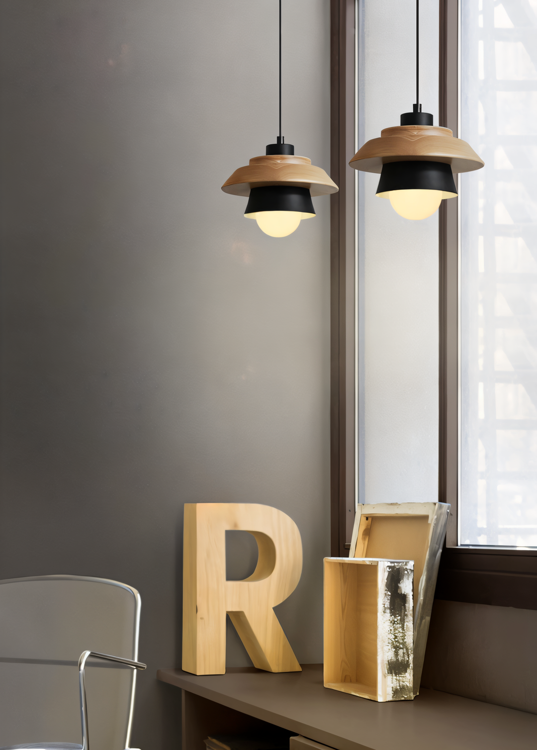Élégante lampe suspension scandinave macaron bois/métal pour un éclairage intérieur contemporain.