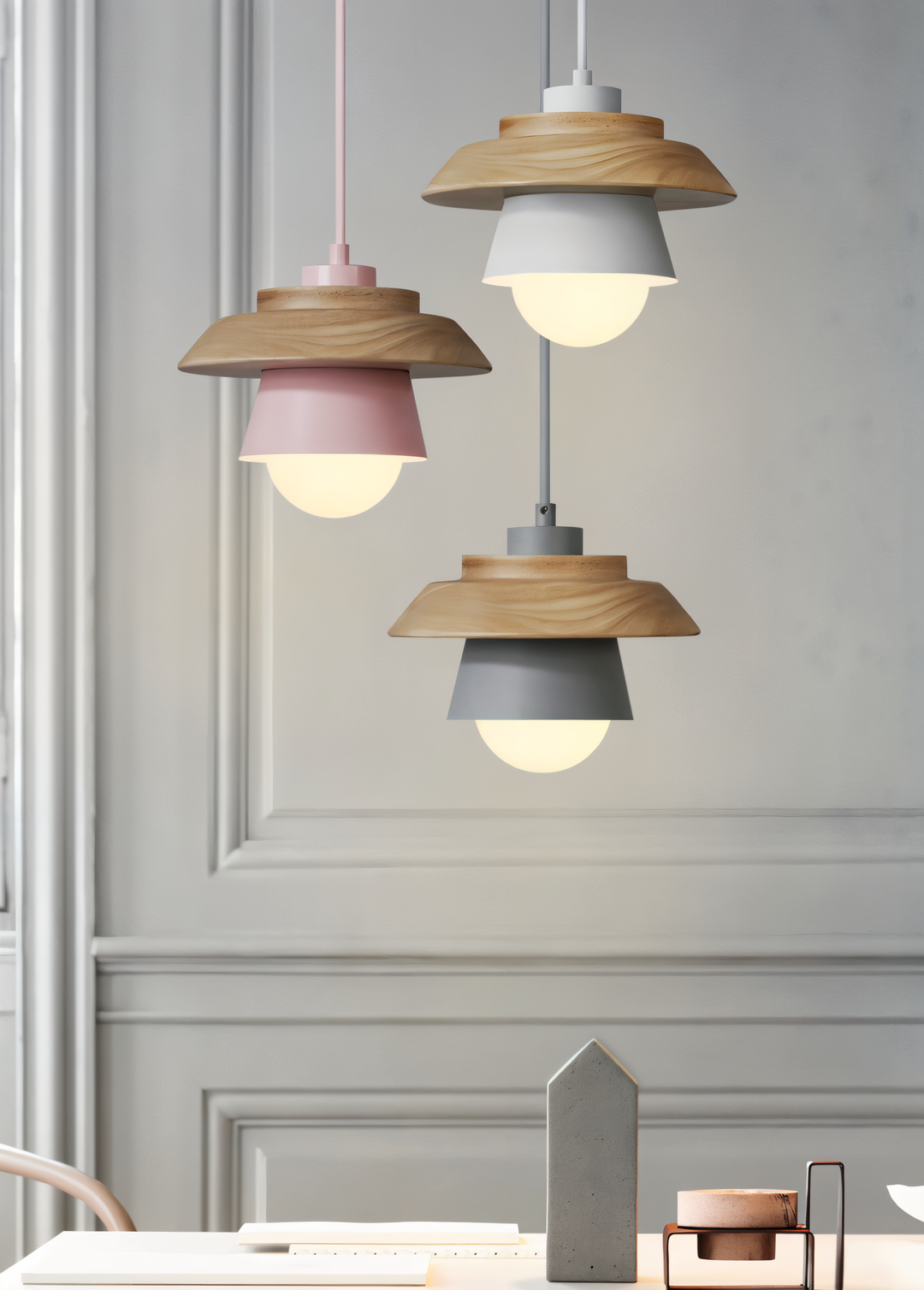 Luminaire scandinave macaron suspendu, bois et métal, apporte une lumière douce et design.