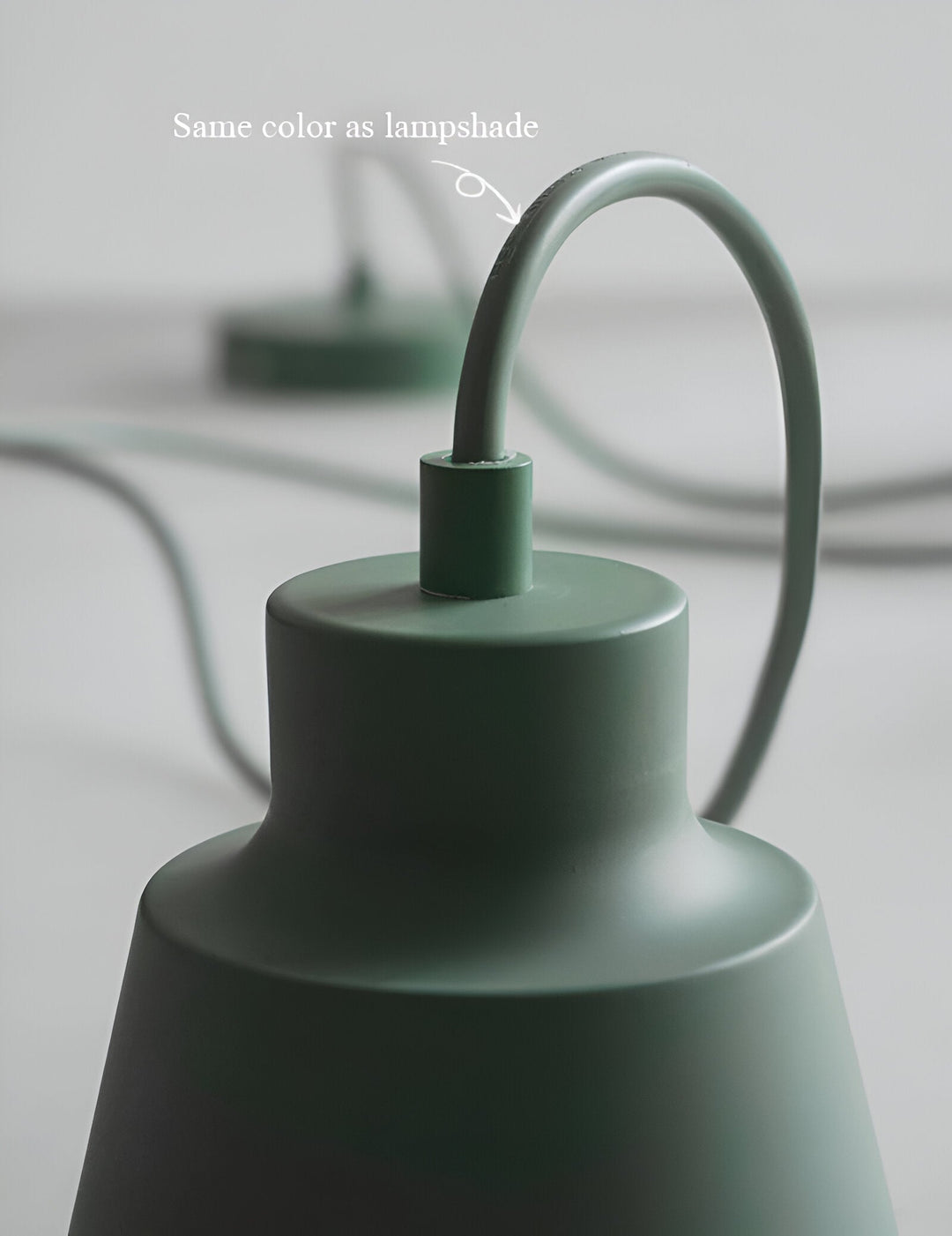 Éclairage intérieur macaron: lampe suspension scandinave, bois et métal, design épuré.