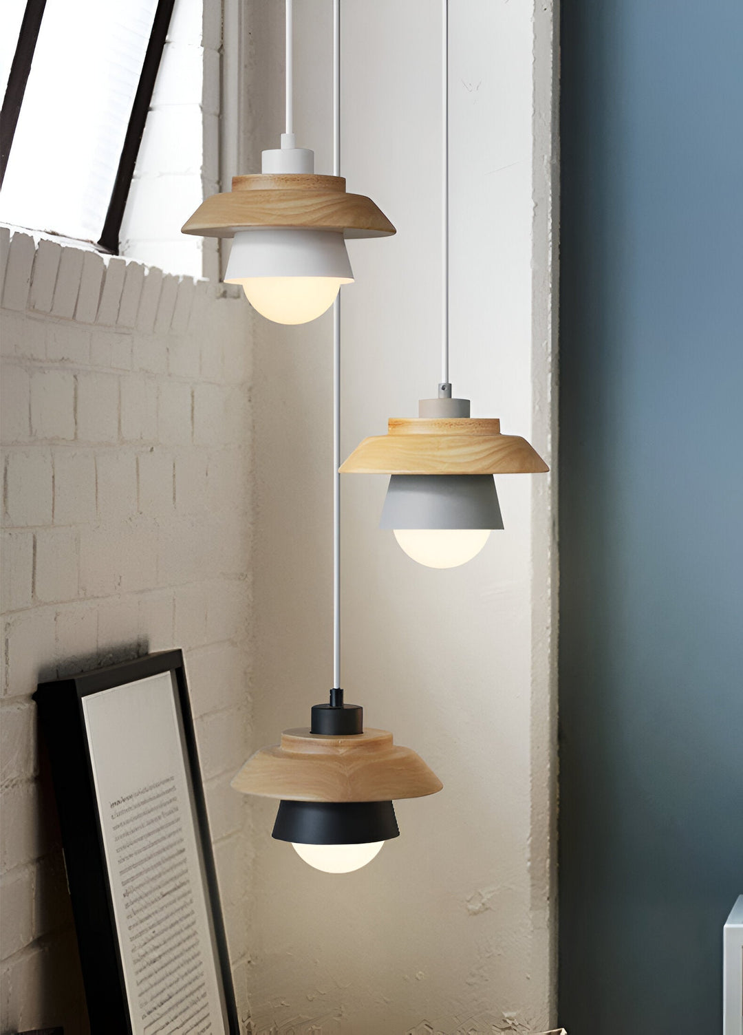 Décoration lumineuse macaron: lampe suspension scandinave, bois et métal pour ambiance douce.
