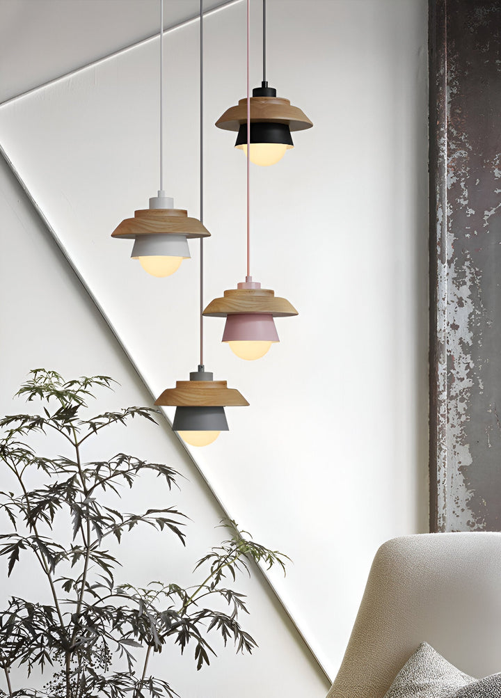 Plafonnier scandinave macaron en bois et métal, lumière douce, parfait pour intérieur moderne.