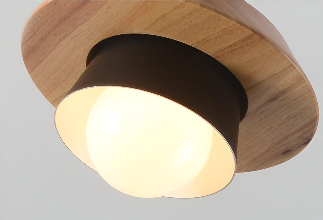 Luminaire design macaron, suspension scandinave en bois et métal, pour décoration intérieure.