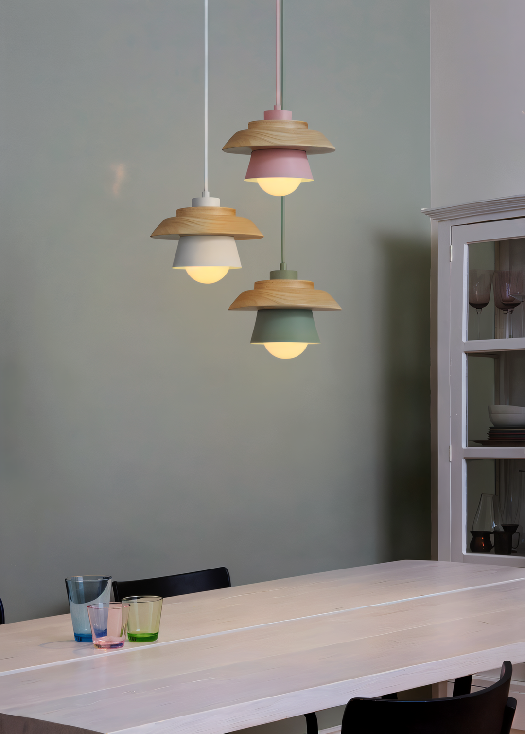 Lampe suspension design macaron, style scandinave avec bois et métal, crée une ambiance cosy.