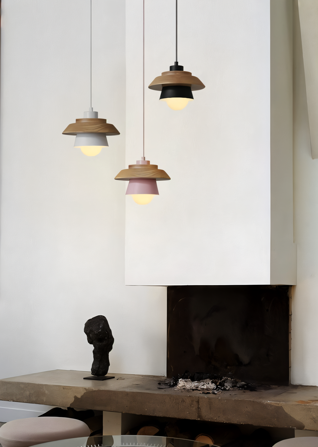 Luminaire suspendu macaron, design scandinave bois et métal, idéal pour décoration chaleureuse.