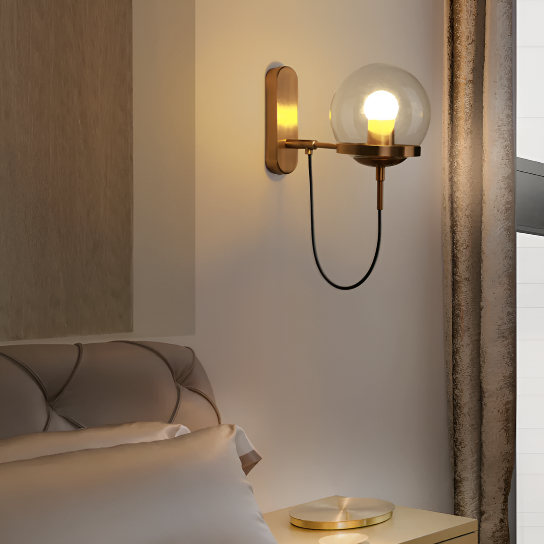 Applique murale Nordella, verre sphérique et support en métal. Design scandinave, éclairage LED doux.