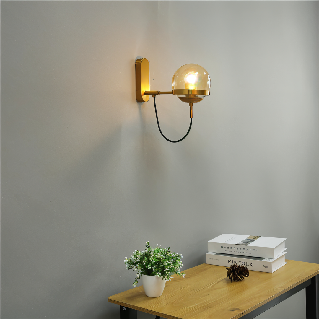 Applique murale scandinave Nordella LED pour chambre. Verre dépoli et métal, ambiance lumineuse douce.