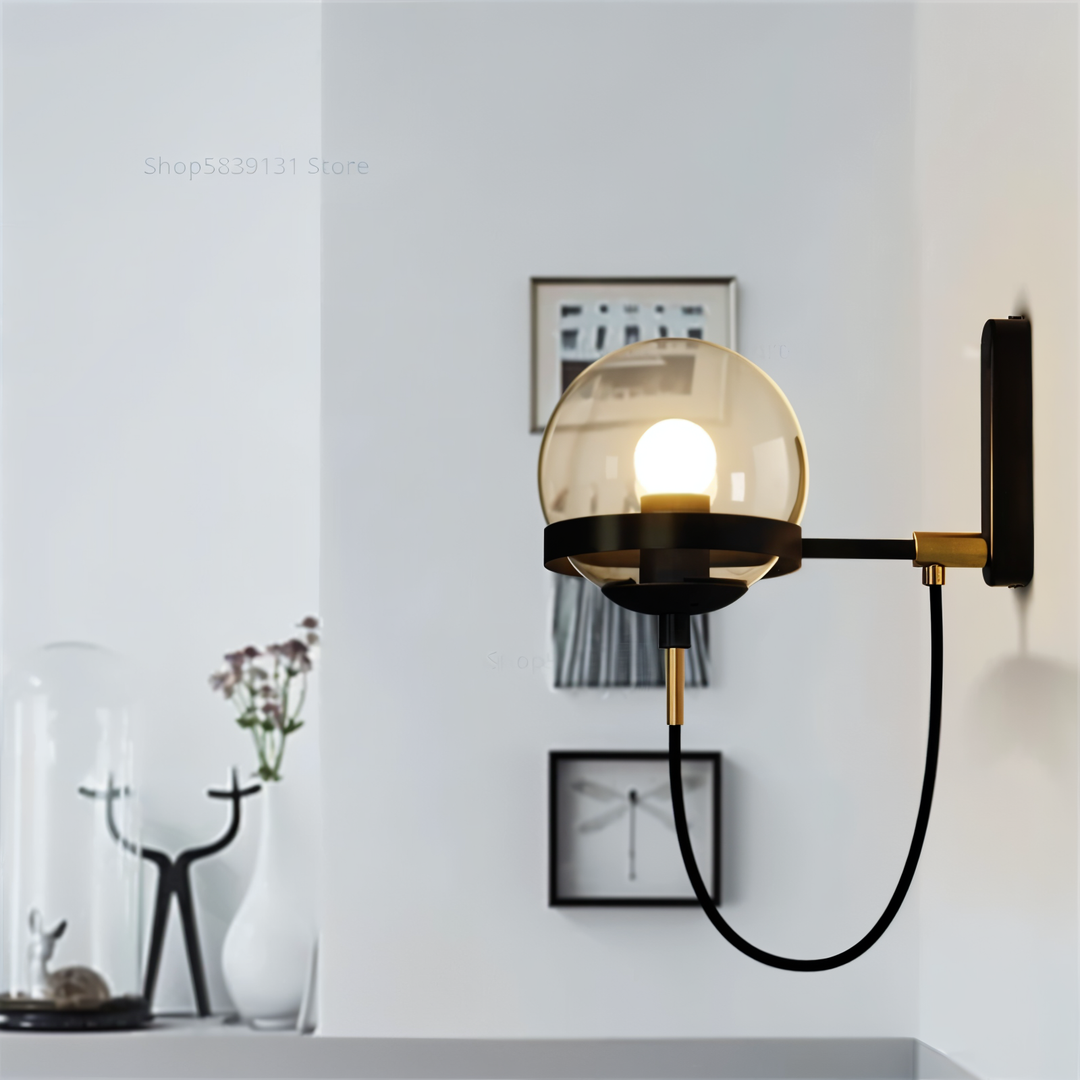 Applique murale Nordella en verre et métal, design scandinave. Lumière LED pour un intérieur moderne.