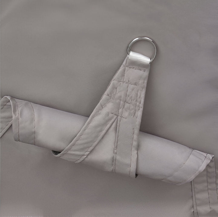 Voile d'ombrage triangulaire gris, robuste et anti-UV, pour un ombrage élégant en extérieur.