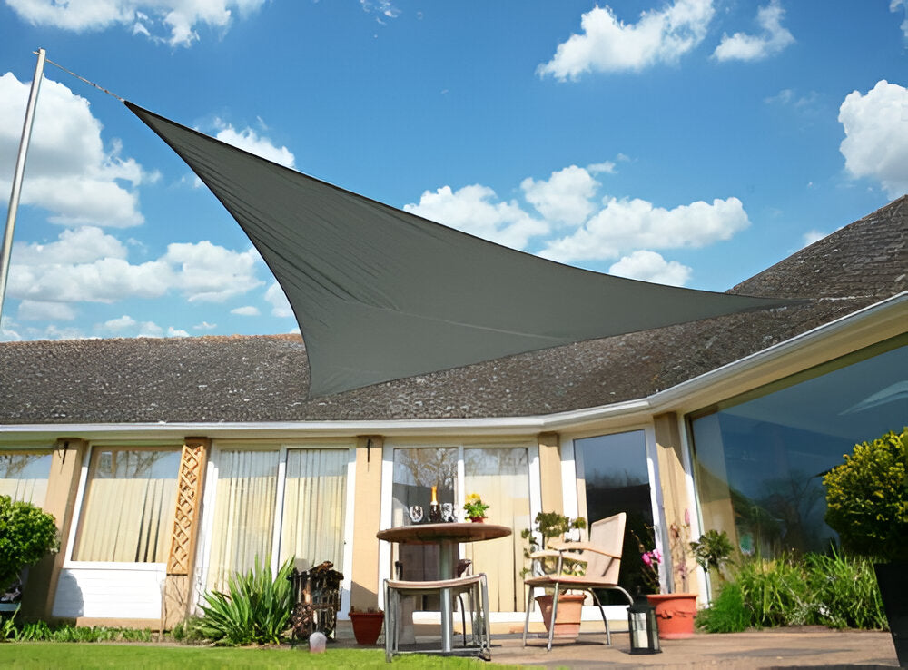 Voile triangulaire gris anti-UV, solution d'ombrage esthétique pour jardin ou piscine.