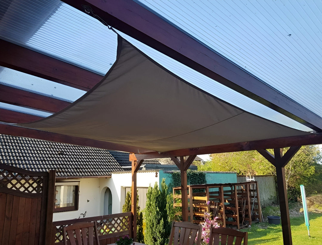 Protection solaire maximale avec voile d'ombrage rectangulaire beige pour votre terrasse.