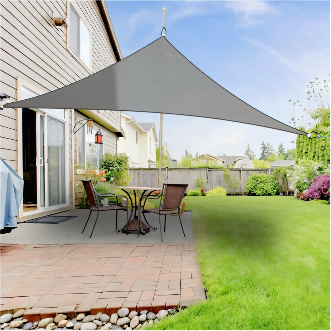 Voile d'ombrage carré beige, crée une zone d'ombre fraîche et protège des UV en extérieur.