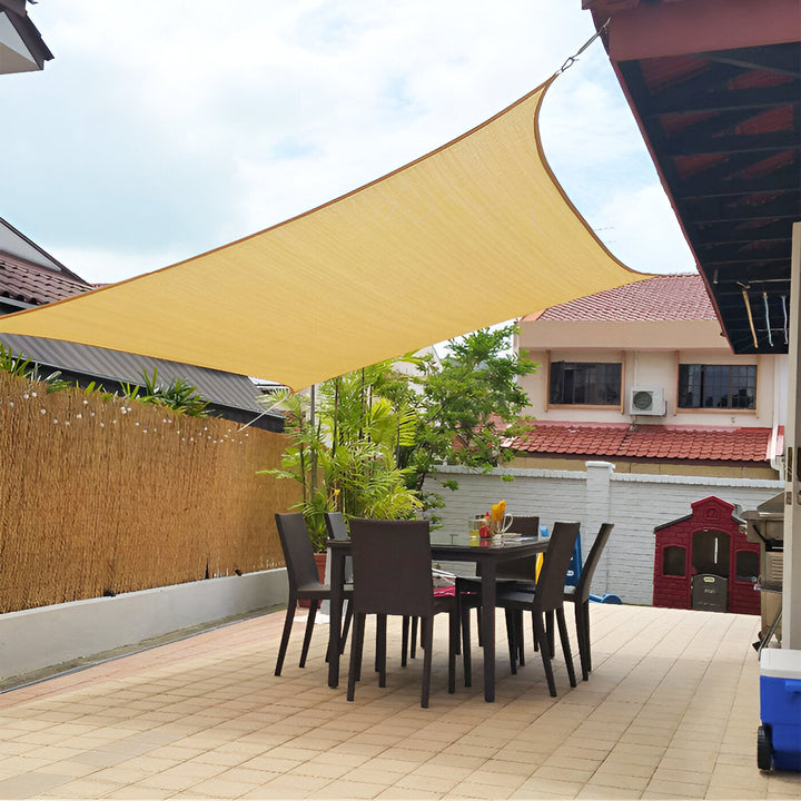 Voile d'ombrage rectangulaire beige pour terrasse, blocage UV et ombrage frais garanti.