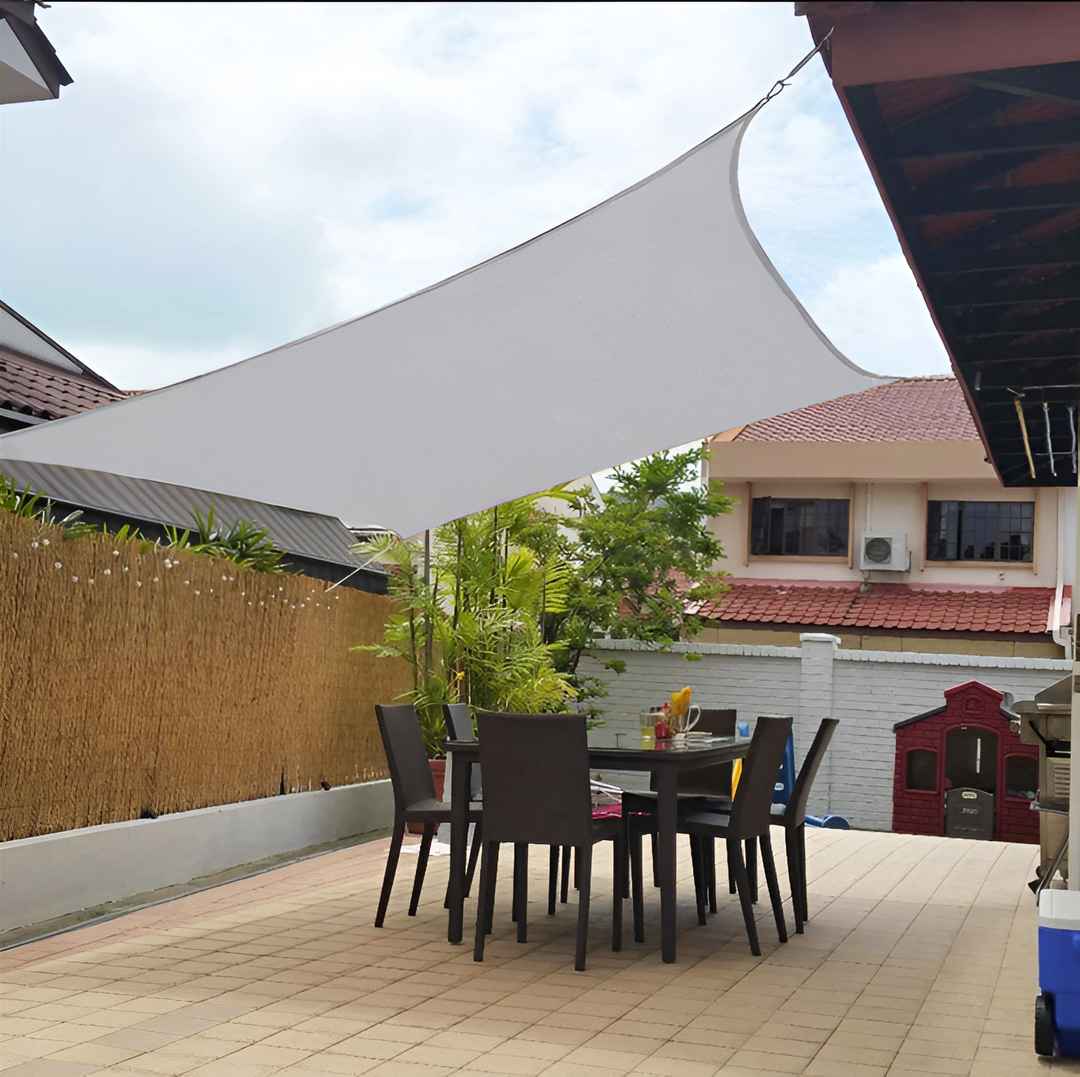 Protection solaire extérieure: voile d'ombrage carré gris, résistant et anti-UV durable.
