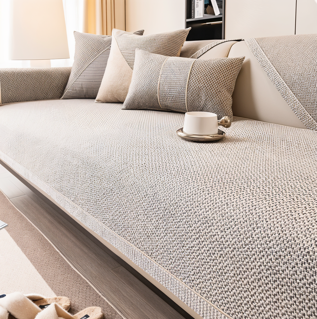Housse antidérapante LuxuraGuard gris clair, protection de meuble, confort et sécurité enfants.