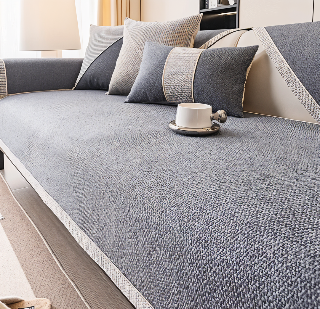 Housse bleue LuxuraGuard, accessoire canapé antidérapant, pour un salon moderne et protégé.