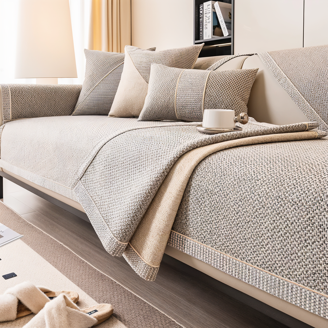 Housse de canapé LuxuraGuard gris clair antidérapante, protection élégante pour salon moderne.