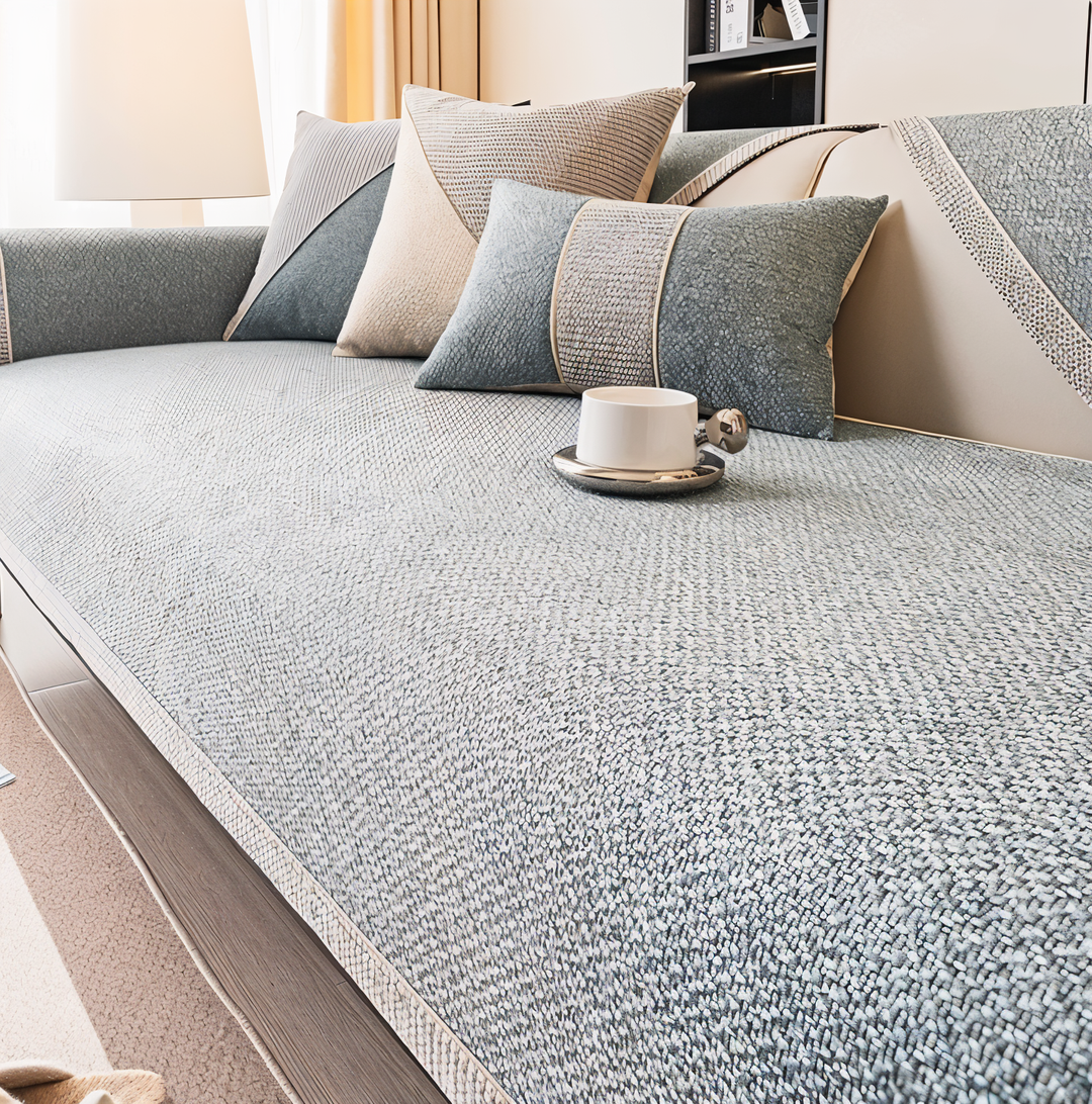 Housse de canapé bleu LuxuraGuard antidérapante, rehausse votre décoration de salon avec style.