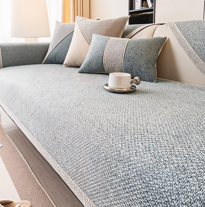 Housse de canapé bleu LuxuraGuard antidérapante, rehausse votre décoration de salon avec style.