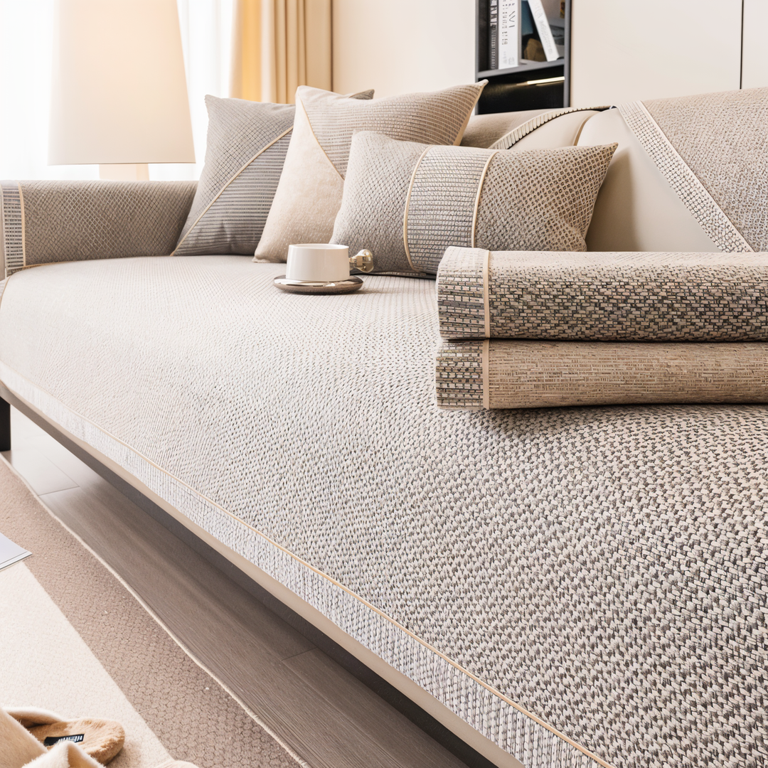 Housse de canapé bleue LuxuraGuard pour un salon chic, antidérapante et lavable en machine.