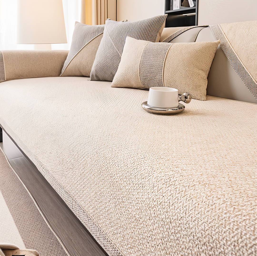 LuxuraGuard housse de canapé gris clair, antidérapante, lavable et durable pour la famille.